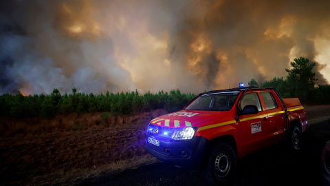 Los bomberos trabajan para contener un incendio en Belin-Beliet, mientras los incendios forestales continúan propagándose en la región de La Gironda, en el suroeste de Francia. Los bomberos trabajan para contener un incendio en Belin-Beliet, mientras los incendios forestales continúan propagándose en la región de La Gironda, en el suroeste de Francia.