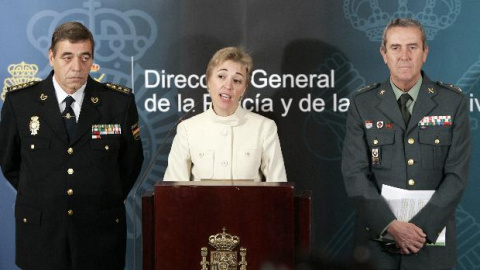 El comisario general de la Policía Judicial, Juan Antonio González (i), la directora del Centro de Inteligencia contra el Crimen Organizado (CICO), María Marcos, y el general jefe de la Policía Judicial de la Guardia Civil, Francisco Ríco, hoy en rue
