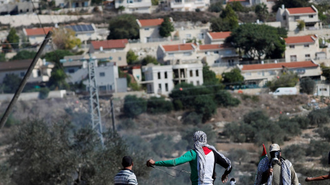 Foto de noviembre de 2020 de manifestantes palestinos frente a un asentamiento judío durante una protesta, en Kafr Qaddum, en la Cisjordania ocupada. REUTERS / Mohamad Torokman Foto de noviembre de 2020 de manifestantes palestinos frente a un asentamiento judío durante una protesta, en Kafr Qaddum, en la Cisjordania ocupada. REUTERS / Mohamad Torokman