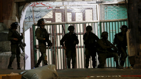 Miembros de las fuerzas israelíes en Hebrón, en la Cisjordania ocupada, durante una protesta de palestinos por la tensión en Jerusalén. REUTERS / Mussa Qawasma Miembros de las fuerzas israelíes en Hebrón, en la Cisjordania ocupada, durante una protesta de palestinos por la tensión en Jerusalén. REUTERS / Mussa Qawasma