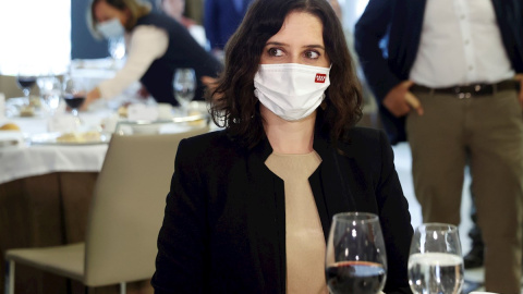 La presidenta madrileña y candidata popular a la reelección, Isabel Díaz Ayuso (c), asiste a un almuerzo coloquio del Club Siglo XX este miércoles 28 de abril de 2021 en un hotel madrileño. La presidenta madrileña y candidata popular a la reelección, Isabel Díaz Ayuso (c), asiste a un almuerzo coloquio del Club Siglo XX este miércoles 28 de abril de 2021 en un hotel madrileño.