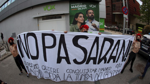 Varias activistas de Femen se manifiestan en la sede de Vox en Madrid este viernes 30 de abril de 2021. Varias activistas de Femen se manifiestan en la sede de Vox en Madrid este viernes 30 de abril de 2021.