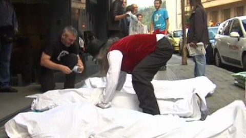 Simulan su entierro para denunciar los recortes en ayudas sociales Simulan su entierro para denunciar los recortes en ayudas sociales