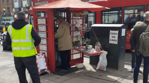 Una cabina de teléfono británica convertida en cafetería. - Conxa Rodríguez Una cabina de teléfono británica convertida en cafetería. - Conxa Rodríguez