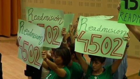 Profesores interinos protestan por los despidos ante la presidenta de la Junta Profesores interinos protestan por los despidos ante la presidenta de la Junta