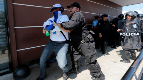 Un policía nicaragüense empuja a un manifestante de la manifestación denominada "Unidos por la libertad" contra el presidente Daniel Ortega que tuvo lugar en Managua esta misma semana. | Oswaldo Rivas / Reuters Un policía nicaragüense empuja a un manifestante de la manifestación denominada "Unidos por la libertad" contra el presidente Daniel Ortega que tuvo lugar en Managua esta misma semana. | Oswaldo Rivas / Reuters