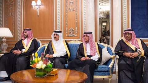 Fotografía cedida por el Palacio Real Saudí que muestra (de izq a dcha) al embajador saudí en Estados Unidos, el príncipe Jaled bin Salman, al ministro de Estado saudí, Musaed bin Mohamed al Aiban, al ministro de Exteriores, Adel al Yubeir,y al presi Fotografía cedida por el Palacio Real Saudí que muestra (de izq a dcha) al embajador saudí en Estados Unidos, el príncipe Jaled bin Salman, al ministro de Estado saudí, Musaed bin Mohamed al Aiban, al ministro de Exteriores, Adel al Yubeir,y al presi