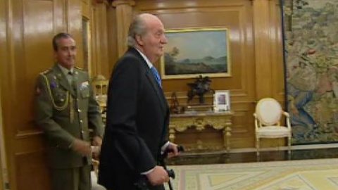 El rey bromea con la prensa en Zarzuela: "Mañana al taller" El rey bromea con la prensa en Zarzuela: "Mañana al taller"