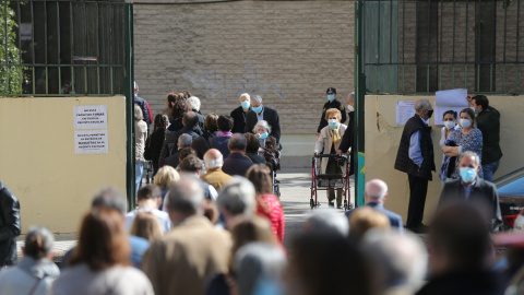 Decenas de personas hacen cola para votar en el Colegio Joaquín Turina de Arturo Soria, a 4 de mayo de 2021, en Madrid (España) Decenas de personas hacen cola para votar en el Colegio Joaquín Turina de Arturo Soria, a 4 de mayo de 2021, en Madrid (España)