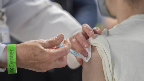 Fiebre, dolor en la zona de la inyección, cefalea o mareos, principales efectos que sufren los vacunados contra el Covid-19 en España Fiebre, dolor en la zona de la inyección, cefalea o mareos, principales efectos que sufren los vacunados contra el Covid-19 en España