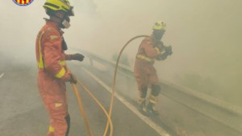 Frenan el avance del fuego hacia Sierra Calderona mientras que el de Bejís ha calcinado ya más de 19.000 hectáreas Frenan el avance del fuego hacia Sierra Calderona mientras que el de Bejís ha calcinado ya más de 19.000 hectáreas