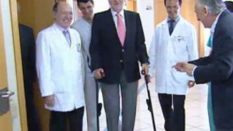 El Rey comenzará hoy a caminar con ayuda de un andador El Rey comenzará hoy a caminar con ayuda de un andador