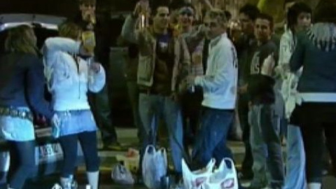 Valencia estudia multar a los jóvenes que participen en botellones aunque no beban Valencia estudia multar a los jóvenes que participen en botellones aunque no beban
