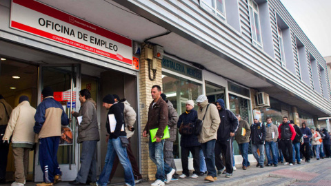 Cola en una oficina de empleo. EFE Cola en una oficina de empleo. EFE