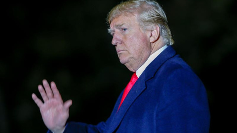 24/10/2018.- El presidente de los Estados Unidos, Donald J. Trump (d), saluda al bajar del Marine One hoy, miércoles 24 de octubre de 2018, en la Casa Blanca, en Washington (EE.UU.). Trump vuelve de un mitin de campaña en Wisconsin. EFE/ERIK S. LESSER 24/10/2018.- El presidente de los Estados Unidos, Donald J. Trump (d), saluda al bajar del Marine One hoy, miércoles 24 de octubre de 2018, en la Casa Blanca, en Washington (EE.UU.). Trump vuelve de un mitin de campaña en Wisconsin. EFE/ERIK S. LESSER