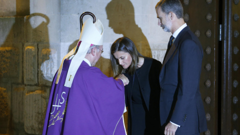 La reina Letizia besa el obispo del obismpo Sebastia Taltavull en presencia del rey Felipe, antes del funeral por las víctimas de las riadas en Mallorca. REUTERS/Enrique Calvo La reina Letizia besa el obispo del obismpo Sebastia Taltavull en presencia del rey Felipe, antes del funeral por las víctimas de las riadas en Mallorca. REUTERS/Enrique Calvo