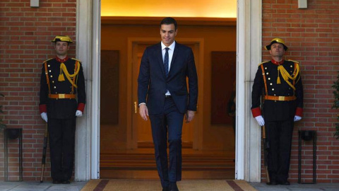 Pedro Sánchez, en la entrada del palacio de La Moncloa. (FERNANDO VILLAR | EFE) Pedro Sánchez, en la entrada del palacio de La Moncloa. (FERNANDO VILLAR | EFE)