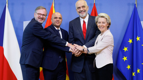 19/07/2022 El primer ministro checo, Petr Fiala, el primer ministro de Macedonia del Norte, Dimitar Kovacevski, el primer ministro albanés, Edi Rama, y la presidenta de la Comisión Europea, Ursula von der Leyen, unen sus manos antes de su reunión 19/07/2022 El primer ministro checo, Petr Fiala, el primer ministro de Macedonia del Norte, Dimitar Kovacevski, el primer ministro albanés, Edi Rama, y la presidenta de la Comisión Europea, Ursula von der Leyen, unen sus manos antes de su reunión