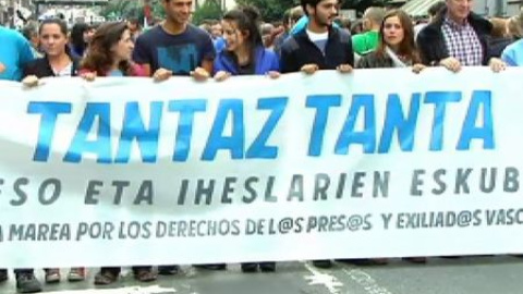 Miles de personas piden en Bilbao el acercamiento de presos de ETA Miles de personas piden en Bilbao el acercamiento de presos de ETA