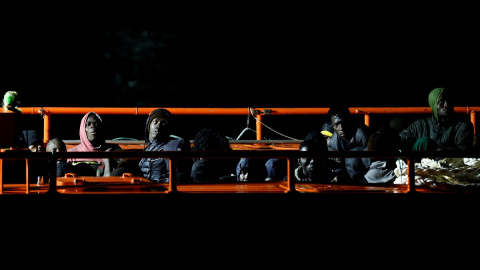 Migrantes esperan para desembarcar de un buque de la Guardia Costera española en el puerto de Arguineguín, en Gran Canaria. Migrantes esperan para desembarcar de un buque de la Guardia Costera española en el puerto de Arguineguín, en Gran Canaria.