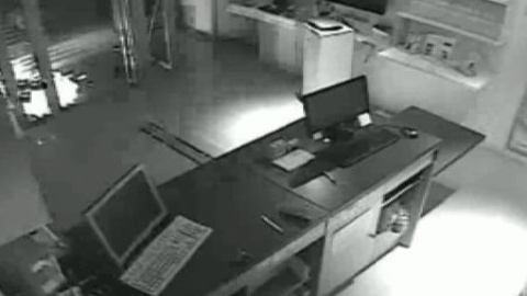 Saquean una tienda de telefonía utilizando papeleras para llevarse los móviles Saquean una tienda de telefonía utilizando papeleras para llevarse los móviles