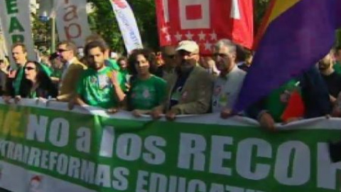 El Gobierno aprueba la LOMCE sin apoyos parlamentarios El Gobierno aprueba la LOMCE sin apoyos parlamentarios