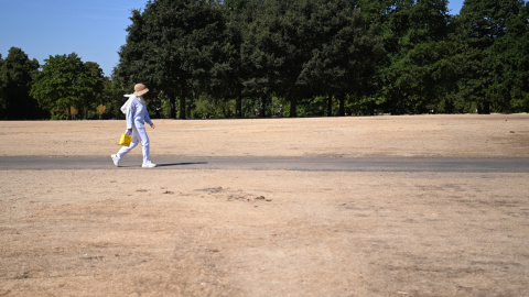 11/08/2022 Una mujer camina por un Hyde Park inusualmente reseco en Londres, Reino Unido, este miércoles. Es probable que el Reino Unido sufra condiciones de sequía hasta octubre a medida que continúa el clima seco. La Oficina Meteorológica del Reino 11/08/2022 Una mujer camina por un Hyde Park inusualmente reseco en Londres, Reino Unido, este miércoles. Es probable que el Reino Unido sufra condiciones de sequía hasta octubre a medida que continúa el clima seco. La Oficina Meteorológica del Reino