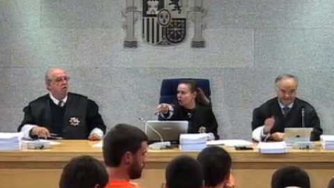 Globos naranjas ante el tribunal para protestar por la detención de Luis Goñi Globos naranjas ante el tribunal para protestar por la detención de Luis Goñi