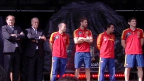 Iniesta llega a Albacete aclamado como el héroe de La Roja Iniesta llega a Albacete aclamado como el héroe de La Roja