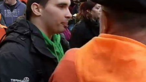 Un muro humano protege a un condenado de Segi en una plaza de Pamplona Un muro humano protege a un condenado de Segi en una plaza de Pamplona