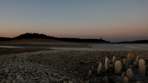 El dolmen de Guadalperal, también conocido como el 'Stonehenge español', reaparece por el retroceso de las aguas del embalse de Valdecañas en las afueras de El Gordo (Cáceres). REUTERS/Susana Vera