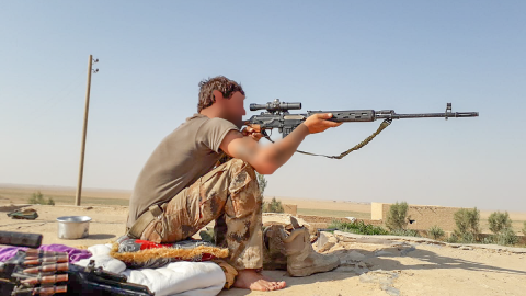 El miliciano catalán combatiendo con la milicia YBS de Shingal, en los anteriores servicios que prestó con la guerrilla combatiendo contra ISIS El miliciano catalán combatiendo con la milicia YBS de Shingal, en los anteriores servicios que prestó con la guerrilla combatiendo contra ISIS