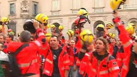 Los bomberos protestan contra los recortes Los bomberos protestan contra los recortes