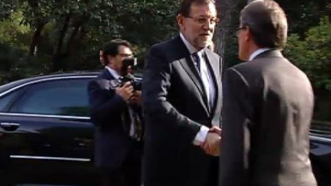 Frío saludo entre Rajoy y Mas a la llegada del Foro 5+5 Frío saludo entre Rajoy y Mas a la llegada del Foro 5+5