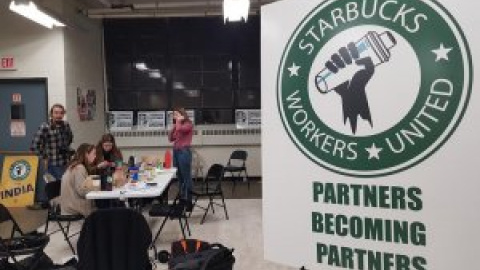 Empleados de Starbucks hacen historia con el primer sindicato de la cadena Empleados de Starbucks hacen historia con el primer sindicato de la cadena