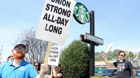 Protesta en apoyo de siete trabajadores de Starbucks despedidos en represalia por organizar un sindicato. En Memphis, Tennessee (EEUU) a 16 de agosto de 2022. Protesta en apoyo de siete trabajadores de Starbucks despedidos en represalia por organizar un sindicato. En Memphis, Tennessee (EEUU) a 16 de agosto de 2022.