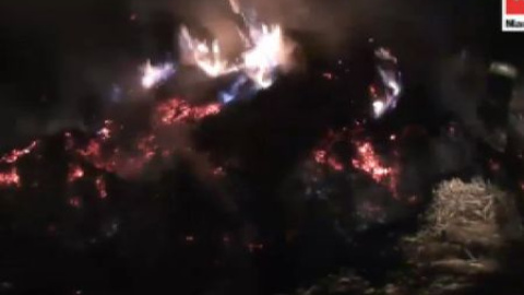 Arde la carga de un camión que transportaba pacas de paja y circulaba por la A-1 sentido Madrid Arde la carga de un camión que transportaba pacas de paja y circulaba por la A-1 sentido Madrid