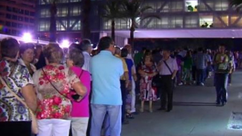 Cientos de personas dan su adiós a Manolo Escobar durante la noche Cientos de personas dan su adiós a Manolo Escobar durante la noche