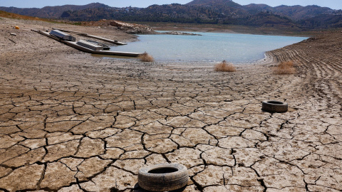 11/08/2022 Los neumáticos yacen en el suelo agrietado del embalse de la Viñuela durante una sequía severa en la Viñuela, cerca de Málaga, sur de España 8 de agosto de 2022. Un período seco prolongado y el calor extremo que hicieron del mes de julio 11/08/2022 Los neumáticos yacen en el suelo agrietado del embalse de la Viñuela durante una sequía severa en la Viñuela, cerca de Málaga, sur de España 8 de agosto de 2022. Un período seco prolongado y el calor extremo que hicieron del mes de julio