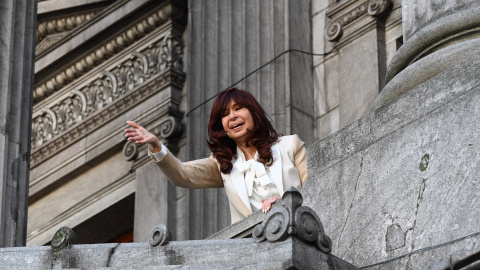 La actual vicepresidenta y expresidenta de Argentina, Cristina Fernández de Kirchner, saluda desde un balcón del Congreso tras de pronunciar un discurso público en su defensa. La actual vicepresidenta y expresidenta de Argentina, Cristina Fernández de Kirchner, saluda desde un balcón del Congreso tras de pronunciar un discurso público en su defensa.