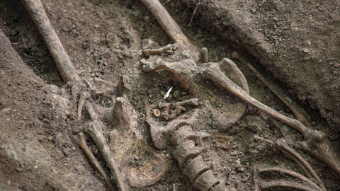 Un botón y una hebilla hallados junto a los huesos de exhumados en el cementerio de Colmenar Viejo. Un botón y una hebilla hallados junto a los huesos de exhumados en el cementerio de Colmenar Viejo.