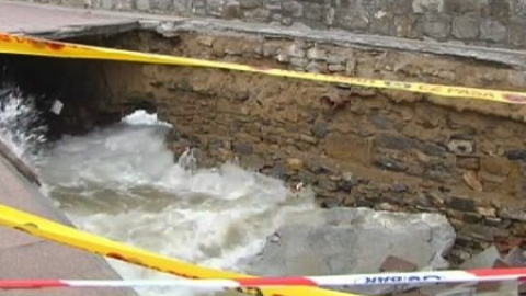 El oleaje provoca un socavón en el paseo marítimo de San Sebastián El oleaje provoca un socavón en el paseo marítimo de San Sebastián