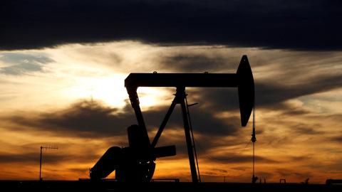 Puesta de sol en un pozo petrolífero en Texas (EEUU). REUTERS/Angus Mordant Puesta de sol en un pozo petrolífero en Texas (EEUU). REUTERS/Angus Mordant