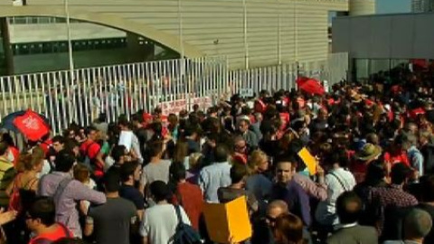 Los trabajadores de Canal 9 se han concentrado frente a su sede Los trabajadores de Canal 9 se han concentrado frente a su sede