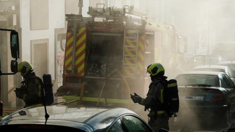 22/08/2022-Un efectivo de bomberos durante las labores de extinción de un incendio en una vivienda de la rúa do Medio de Santiago de Compostela, a 22 de agosto de 2022, en Santiago de Compostela, A Coruña, Galicia (España). 22/08/2022-Un efectivo de bomberos durante las labores de extinción de un incendio en una vivienda de la rúa do Medio de Santiago de Compostela, a 22 de agosto de 2022, en Santiago de Compostela, A Coruña, Galicia (España).
