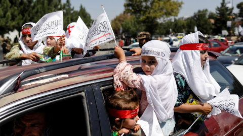 31/08/2022 Niñas afganas sostienen banderas del Emirato Islámico mientras participan en el primer aniversario de la retirada de las tropas estadounidenses de Afganistán, en una calle de Kabul, Afganistán, el 31 de agosto de 2022. 31/08/2022 Niñas afganas sostienen banderas del Emirato Islámico mientras participan en el primer aniversario de la retirada de las tropas estadounidenses de Afganistán, en una calle de Kabul, Afganistán, el 31 de agosto de 2022.