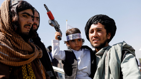 31/08/2022 Un talibán sostiene a su hijo en el primer aniversario de la retirada de las tropas estadounidenses de Afganistán, en una calle de Kabul, Afganistán, el 31 de agosto de 2022. 31/08/2022 Un talibán sostiene a su hijo en el primer aniversario de la retirada de las tropas estadounidenses de Afganistán, en una calle de Kabul, Afganistán, el 31 de agosto de 2022.