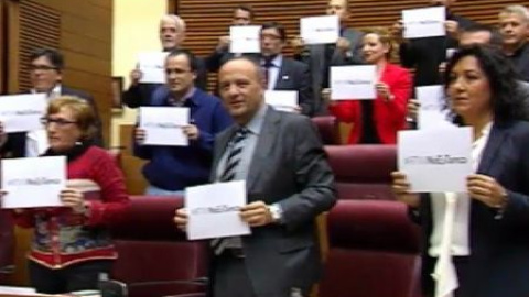 El PSOE exhibe carteles contra el cierre de Canal 9 en las Cortes Valencianas El PSOE exhibe carteles contra el cierre de Canal 9 en las Cortes Valencianas