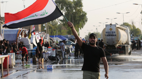 Un seguidor del clérigo Muqtada al Sadr ondea la bandera de Irak en una protesta del 8 de agosto. Un seguidor del clérigo Muqtada al Sadr ondea la bandera de Irak en una protesta del 8 de agosto.
