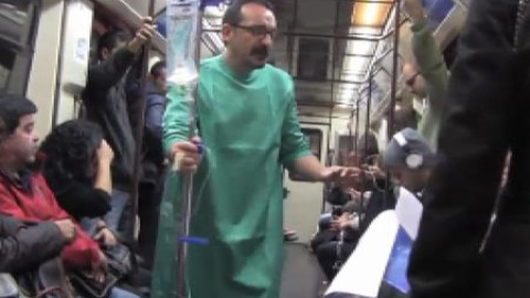 Con el culo al aire, así es la denuncia de Médicos del Mundo Con el culo al aire, así es la denuncia de Médicos del Mundo